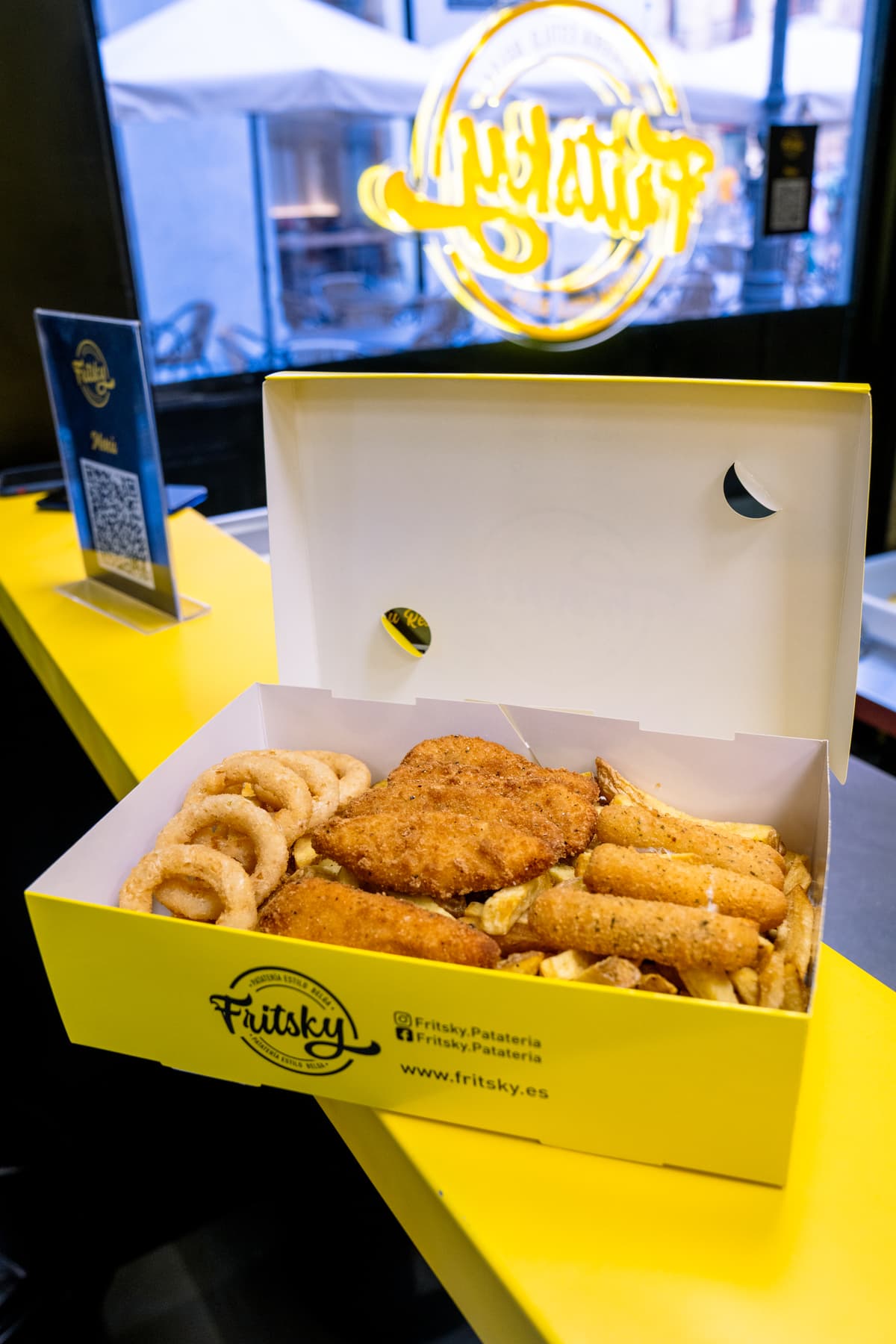 Caja de productos Fritsky en un local