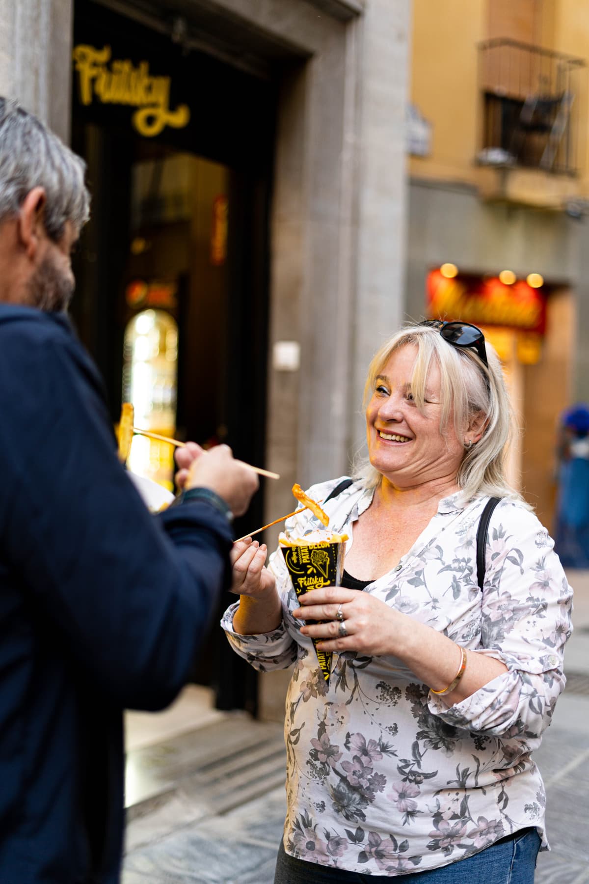 Clientes felices comiendo patatas Fritsky